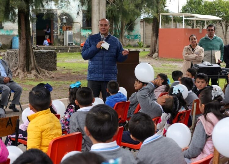 Natividad Castrejón realiza gira de trabajo por escuelas de Tepeji del Río