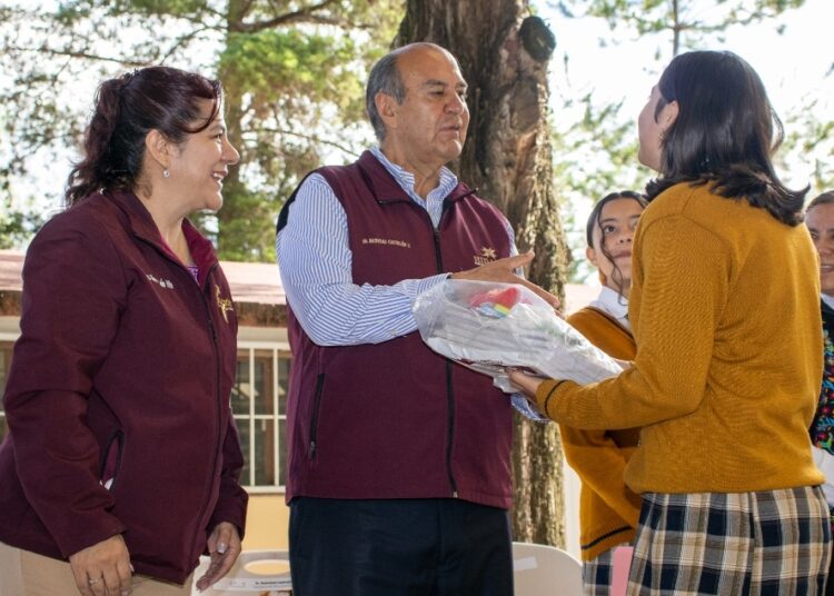 Continúa registro para acceder a uniformes, útiles y calzado escolar gratuitos