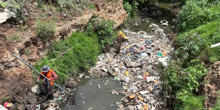 Intensifica SIPDUS limpieza de drenes en Pachuca para evitar anegamientos