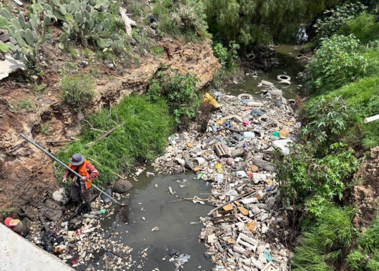 Intensifica SIPDUS limpieza de drenes en Pachuca para evitar anegamientos