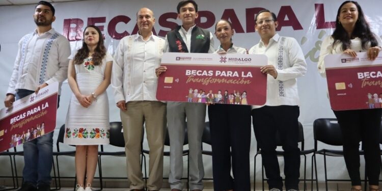 Becas para la Transformación llegan a estudiantes de Chapulhuacán y Jacala