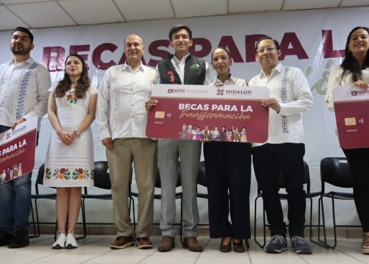 Becas para la Transformación llegan a estudiantes de Chapulhuacán y Jacala