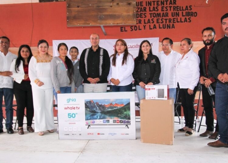 Más de 2.8 mdp para escuelas de cinco municipios de la Sierra Gorda