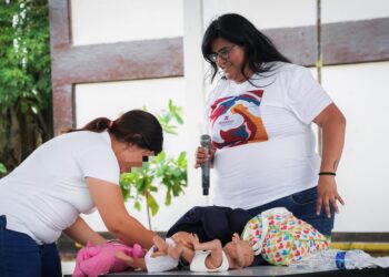 Concientizan sobre el embarazo adolescente a estudiantes de Huejutla