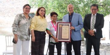 Ayuntamiento de Actopan condecora a Velia Flores Guerrero con la Medalla “Genaro Guzmán Mayer” al Mérito Ciudadano
