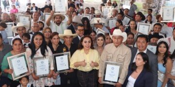 Imelda Cuéllar entrega reconocimientos por el Récord Guinness a barbacoyeros de Actopan