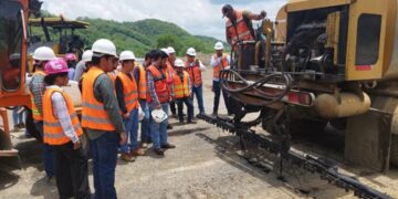 Estudiantes de Ingeniería Civil fortalecen su formación en obra carretera