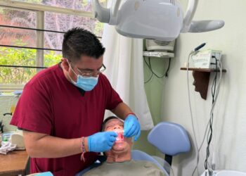 Con prótesis dentales gratuitas, 587 personas mayores recuperan su sonrisa