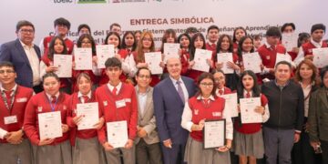 SEPH entrega certificados de inglés a más de 22 mil estudiantes de bachillerato