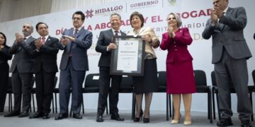 Julio Menchaca entrega Presea al Mérito Jurídico a la primera notaria de Hidalgo
