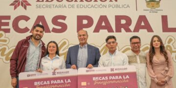 Natividad Castrejón entrega más de mil Becas para la Transformación en la UPFIM