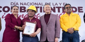 Julio Menchaca enaltece labor de combatientes de incendios forestales