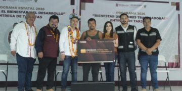 Contraloría garantiza entrega transparente de apoyos a más de mil familias en Huejutla