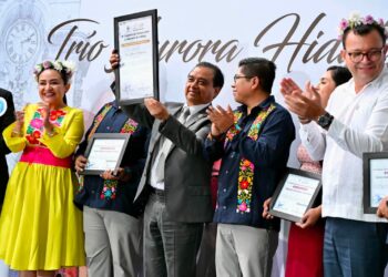 Andrés Velázquez reconoce la trayectoria de Aurora Hidalguense con la distinción “La Mina del Tiempo”