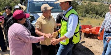 Eduardo Medècigo supervisa pavimentación de concreto en Dos Carlos