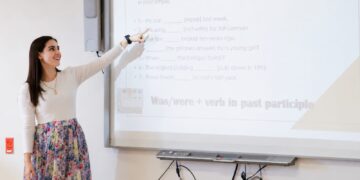 Destaca académica Garza beneficios de dominar el inglés a temprana edad
