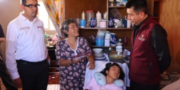 Entregan tarjetas a domicilio a personas cuidadoras