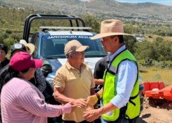 Eduardo Medécigo supervisa pavimentación de concreto en Dos Carlos