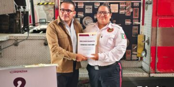 Reconoce Emanuel Hernández labor de bomberos y anuncia nueva ambulancia