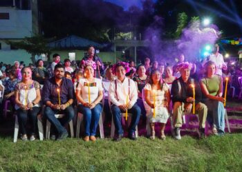 Alfredo San Román encabeza ofrenda previa al Xantolo