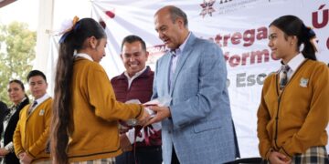 Natividad Castrejón entrega útiles, calzado y uniformes en cinco municipios