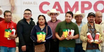 Entrega  gobierno de Hidalgo programa para la mujer rural en San Agustín Tlaxiaca y El Arenal