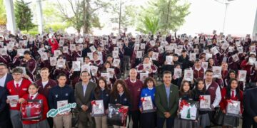 Natividad Castrejón entrega uniformes y libros a estudiantes de bachillerato