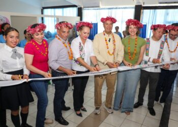 Entrega Natividad Castrejón equipamiento educativo por más de 2.4 mdp en Huejutla