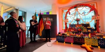 Artesanías hidalguenses dan color al Xantolo en Berlín