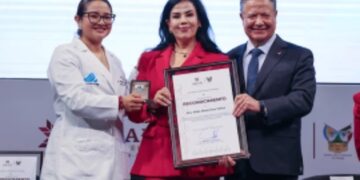Reconoce Julio Menchaca la trayectoria y vocación del personal médico de Hidalgo