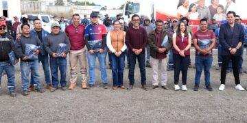Lalo Medécigo entrega uniformes a Servicios Municipales