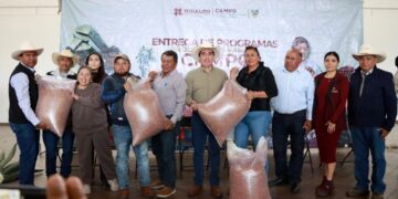 Menchaca destina más apoyos al campo hidalguense